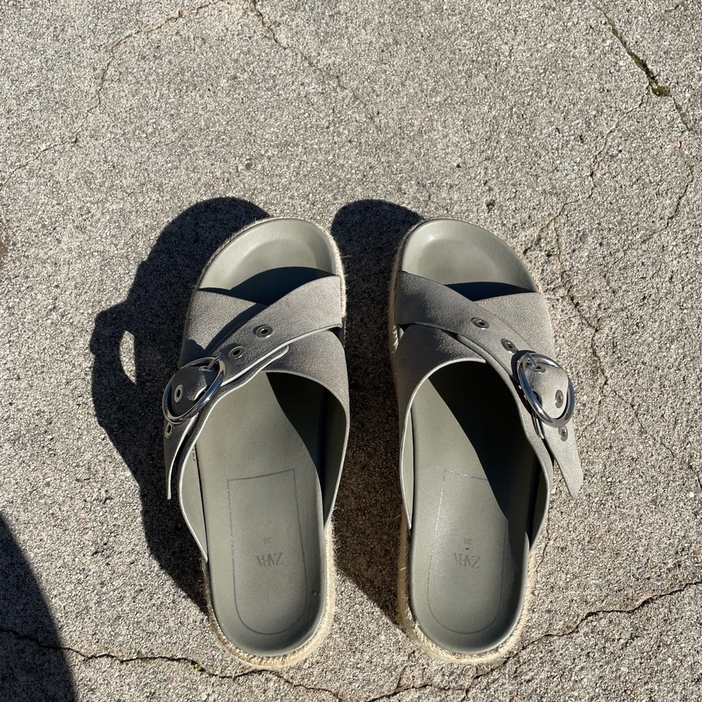 Platform sandal with buckle